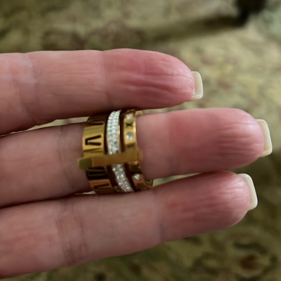 Ring with gold toned Roman numerals & rhinestones - Picture 2 of 5